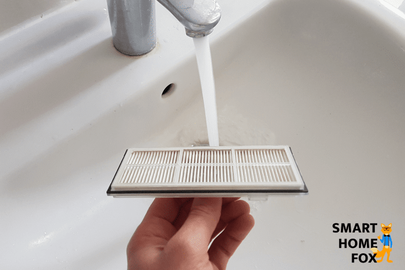 Фильтр HEPA Roborock S7 промывается под проточной водой.